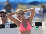 Elsa Hosk kusząco na plaży w bikini